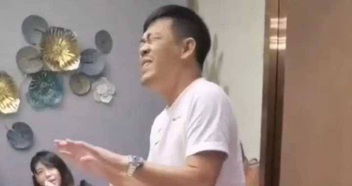 54歲孫浩私人聚會飲酒作樂，穿拖鞋唱歌唱功被批，一旁美女迷妹臉