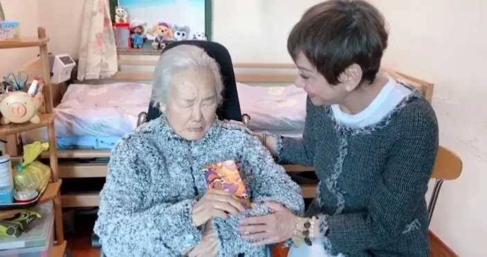 黎姿姑姑息影12年罕露面，91歲坐輪椅口齒不清，住所狹小裝修簡單