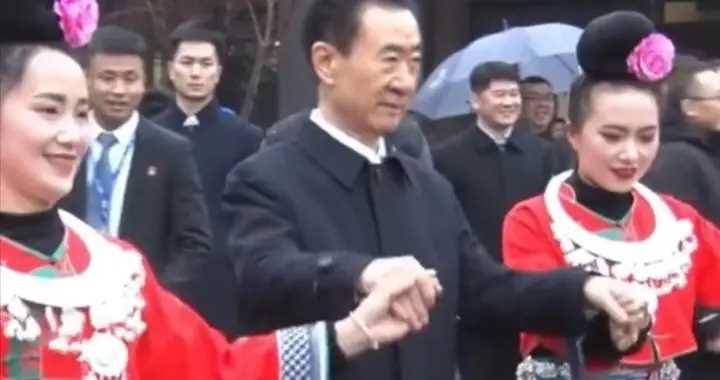 王健林現身貴州，與年輕女孩牽手跳舞，身旁超60位保鏢隨行保護