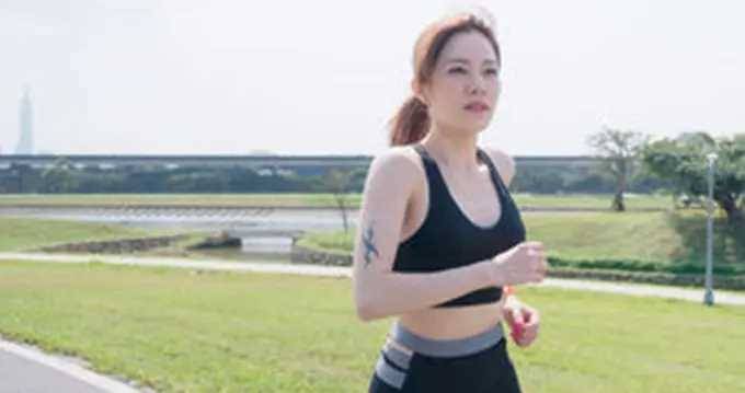44歲徐懷鈺現身公園跑步，穿露腰背心大秀好身材，手臂紋身搶鏡