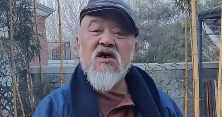老演員李琦在北京擺攤賣烤串，50元一串忙前忙后，胡子拉碴很神氣
