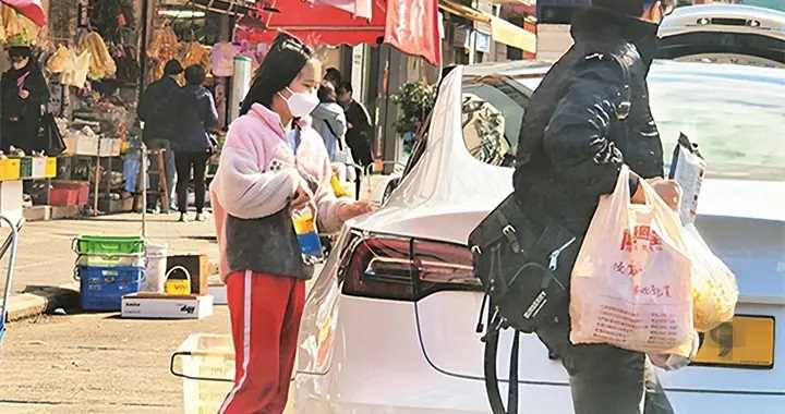 前TVB花旦帶女兒逛菜市場，提大包小包接地氣，打扮樸素無人識