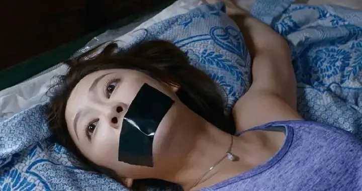 TVB女神新劇遭綁架，膠布封嘴仍不忘秀好身材，被曝插足富商感情