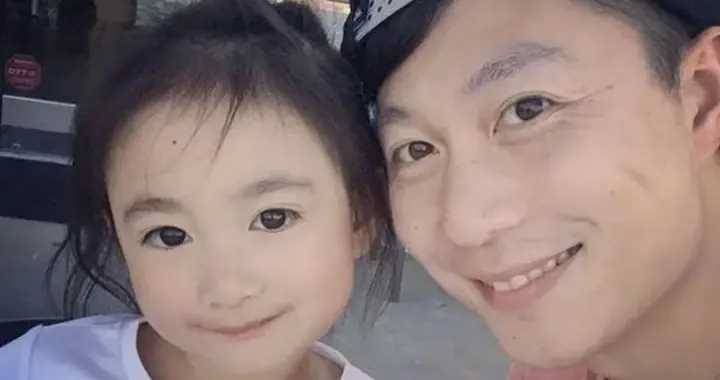 奧運冠軍李小鵬女兒參加花滑比賽，意外摔倒優雅起身，長相變化大