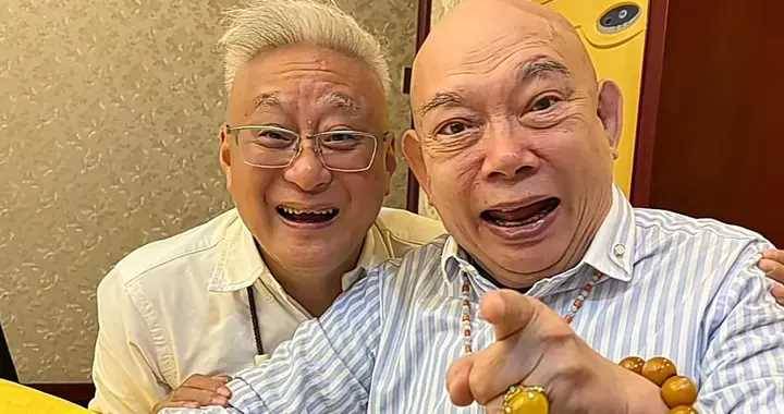 76歲黃一飛與曹查理吃大餐，戴鴿子蛋豪飲紅酒，晚年暴肥腿腳不便